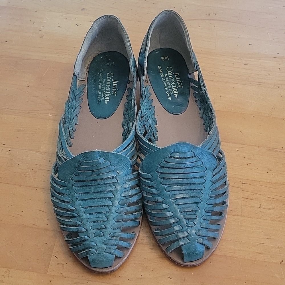 Junior Connection size 9 shoe - Picture 2 of 3